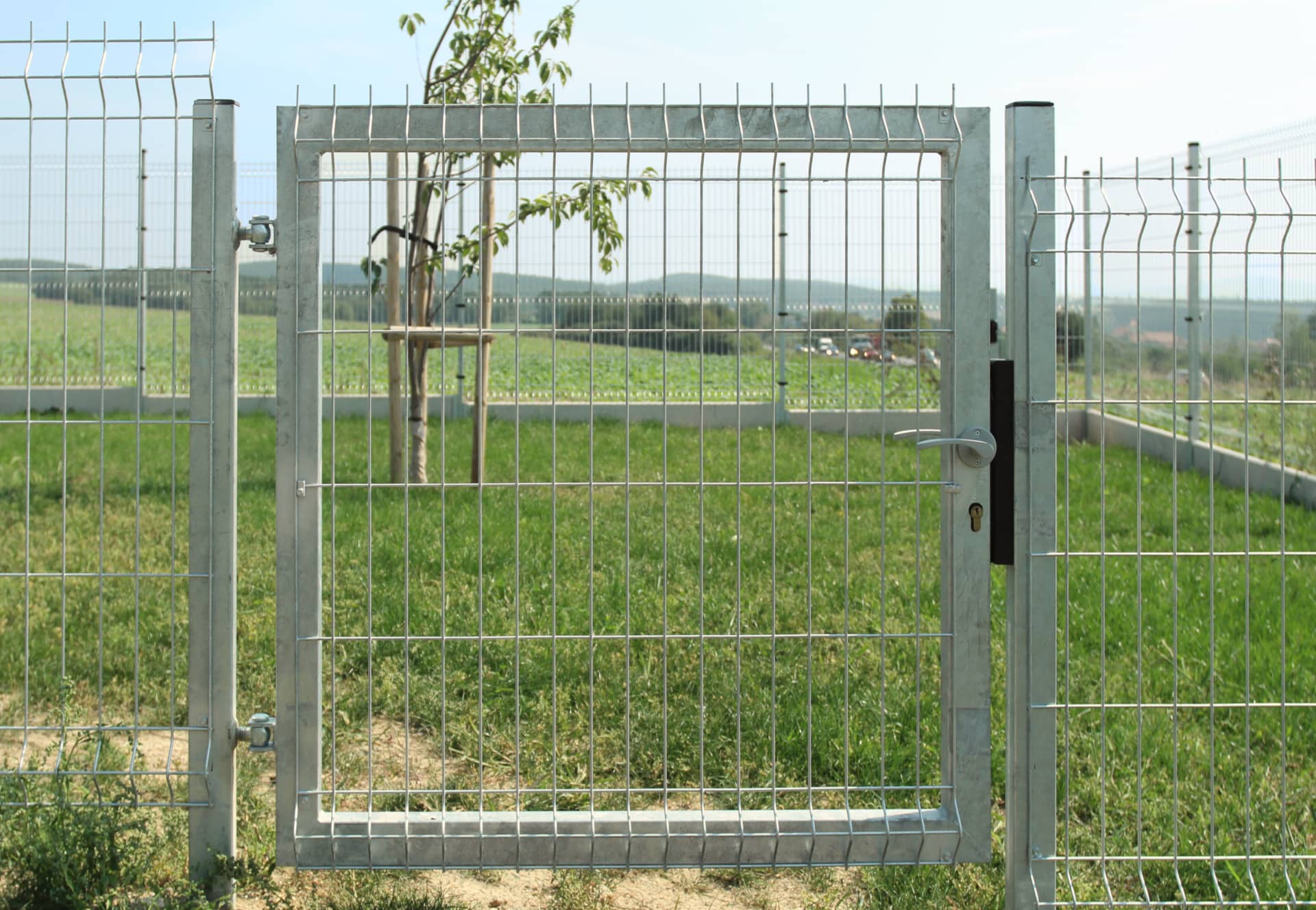 Pletiva Dobrý - Příšov - montáž 3D pozinkovaných panelů 3D pozink branka